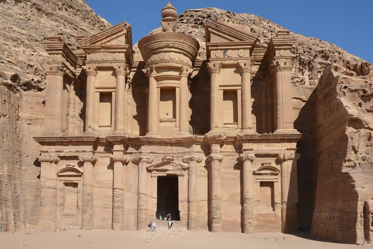 خزنة البتراء المنحوتة في الصخر بالأردن
