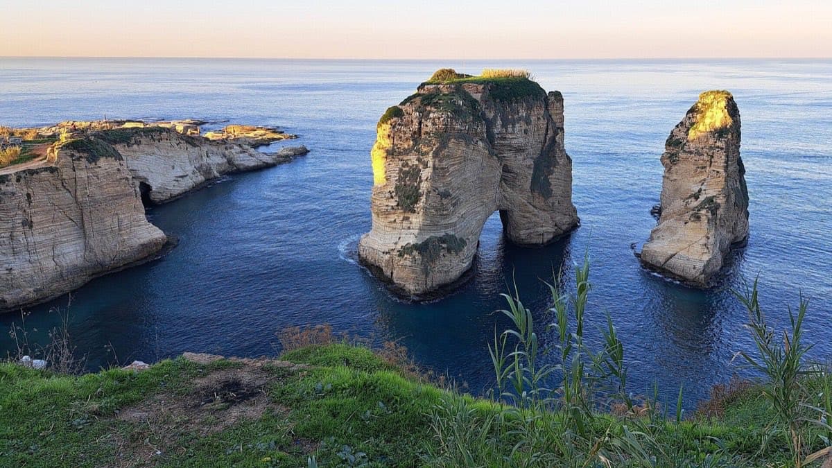 صخرة الروشة على شاطئ بيروت في لبنان
