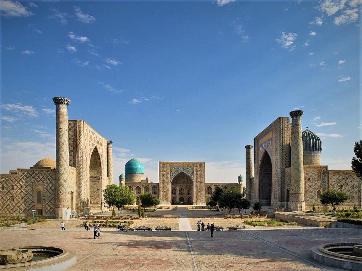 ساحة ريغستان التاريخية في سمرقند بأوزبكستان