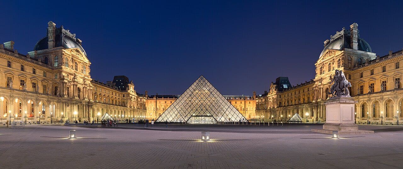 هرم اللوفر الزجاجي وواجهة القصر التاريخي في باريس
